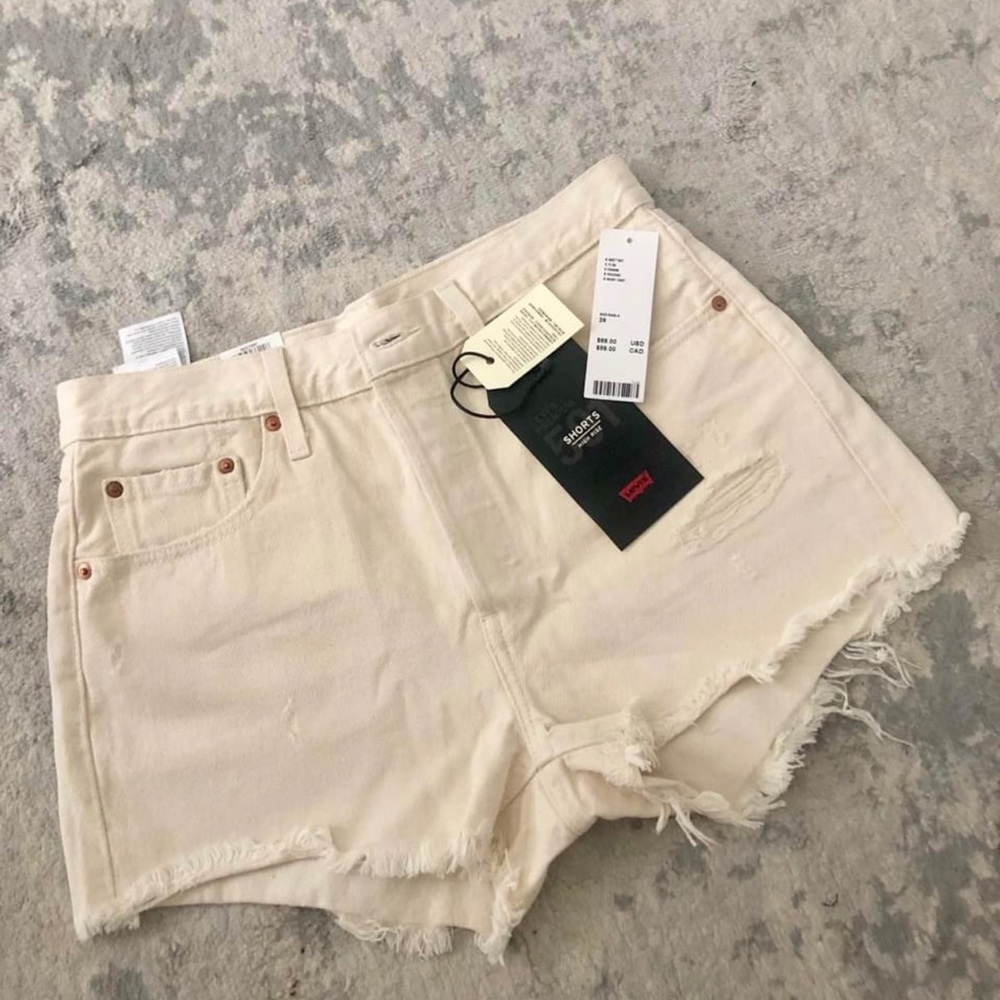 Levis 501 high rise shorts in color cream size 29